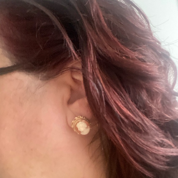 Vintage 14K Gold Hand Carved Shell Cameo Earrings - Picture 5 of 7